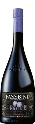 Eine elegante Flasche mit dunklem Glas und kunstvollem Etikett, die die Spirituose 'Vieille Prune' präsentiert.