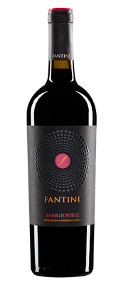 Die Flasche Fantini Sangiovese strahlt Eleganz aus, mit einem kunstvollen Design und einer glänzenden Oberfläche.