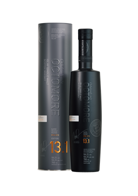 Schwarze, edle Flasche Octomore 13.1 mit silber-grauer Verpackung nebenan
