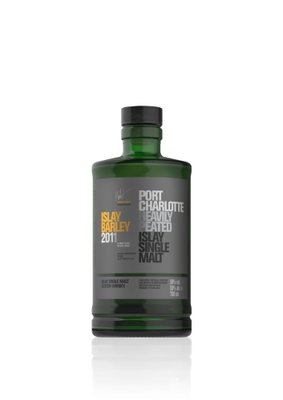 Eine grüne Whiskyflasche mit schwarzem Deckel, beschriftet mit 'Port Charlotte Islay Barley 2011', steht auf einem weißen Hintergrund.
