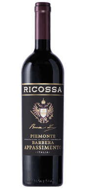 Eine elegante Weinflasche mit schwarzem Etikett und goldenen Schriftzügen, die den Namen 'Ricossa' trägt.