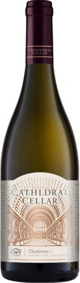 Eine Flasche Chardonnay mit einem eleganten Etikett, das die Weinkeller von Cathedral Cellar zeigt, vor einem neutralen Hintergrund.