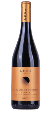 Die Flasche zeigt den Namen 'LUNA ARGENTA' und die Rebsorte 'Negroamaro Primitivo' aus der Region Puglia.