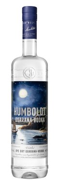 Eine Flasche Humboldt Guarana-Wodka mit einem künstlerischen Etikett, das eine nächtliche Landschaft mit Mond und Schiff zeigt.
