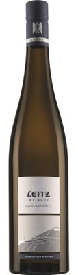 Die Flasche zeigt den Rüdesheimer Riesling von Leitz, mit einem modernen Design und einem stilisierten Bergmotiv auf dem Etikett.