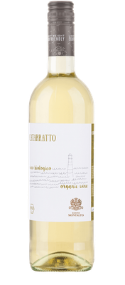 Eine Flasche Catarratto-Weißwein mit einem eleganten Etikett, das einen Leuchtturm und Wellen zeigt, steht im Fokus.