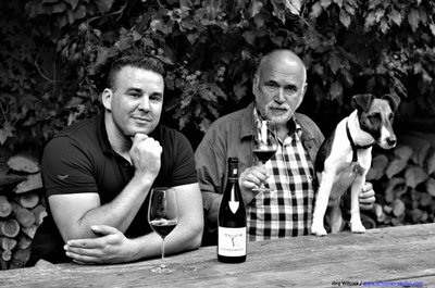 Zwei Männer genießen Wein und Gesellschaft in der Natur