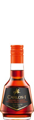 Eine elegante Flasche Carlos I Brandy, die in warmen, bernsteinfarbenen Tönen leuchtet und mit einem goldenen Etikett verziert ist.