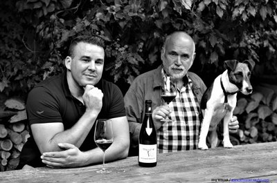 Zwei Männer genießen Wein und Gesellschaft in der Natur