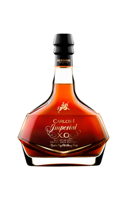 Die Flasche des Carlos I Imperial X.O. Brandy zeigt ein kunstvolles Design mit goldenen Schriftzügen und einem edlen, geschwungenen Hals.