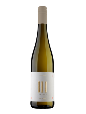 Eine elegante Flasche Riesling mit einem minimalistischen Etikett, das goldene und rote Schriftzüge zeigt.