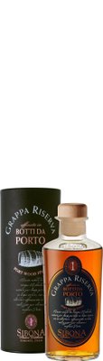Die Flasche Grappa Riserva mit einem Holzverschluss zeigt eine goldene Flüssigkeit, die in einem ansprechenden Design präsentiert wird.