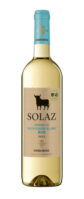 Der Bio-Weißwein Solaz von Osborne, präsentiert in einer stilvollen Flasche mit goldenen und blauen Akzenten, ideal für besondere Anlässe.
