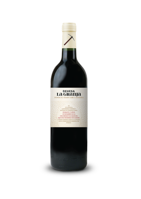 Eine elegante Flasche Rotwein mit einem stilvollen Etikett, das den Namen 'Dehesa La Granja' trägt und eine Geschichte erzählt.