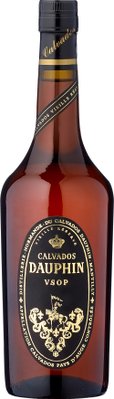 Ein detaillierter Blick auf die Calvados Dauphin VSOP Flasche, die mit einem schwarzen Etikett und goldenen Akzenten verziert ist.