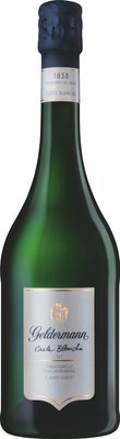 Die Flasche zeigt eine stilvolle Präsentation mit einem glänzenden grünen Glas und einem goldenen Akzent auf dem Etikett.