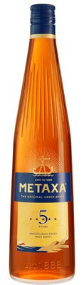 Eine Flasche Metaxa mit goldener Flüssigkeit, die in einem eleganten Design präsentiert wird, betont die griechische Tradition.