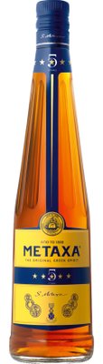 Eine Flasche Metaxa mit goldener Flüssigkeit, die in einem eleganten Design präsentiert wird, betont die griechische Tradition.