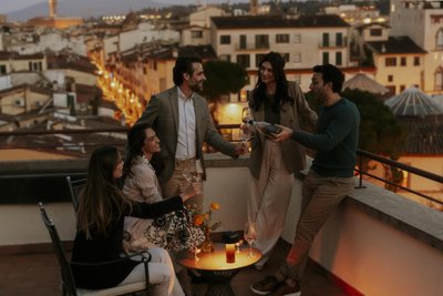 Feierliche Stimmung auf der Dachterrasse mit Stadtblick