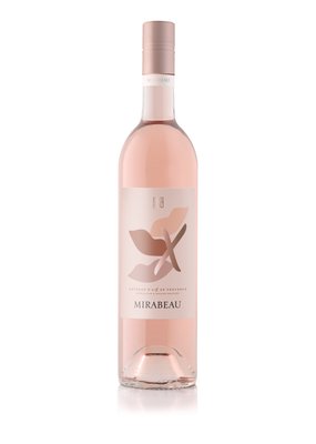Ein ansprechendes Bild einer Roséweinflasche, die in sanften Rosatönen leuchtet und mit einem minimalistischen Etikett versehen ist.
