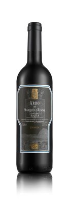 Eine elegante Flasche Rotwein mit einem schwarzen Etikett und goldenen Akzenten, die die Herkunft aus Rioja betont.
