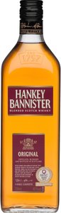 Eine Flasche Hankey Bannister Blended Scotch Whisky mit goldener Flüssigkeit und einem eleganten Etikett im Vordergrund.