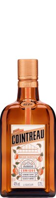 Eine Flasche Cointreau-Likör mit einem goldenen Deckel und einem eleganten Etikett, das orangefarbene Zitrusfrüchte zeigt.