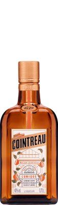 Eine Flasche Cointreau-Likör mit einem goldenen Deckel und einem eleganten Etikett, das orangefarbene Zitrusfrüchte zeigt.