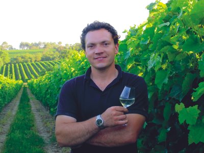Ein Winzer genießt seinen Wein im Weinberg