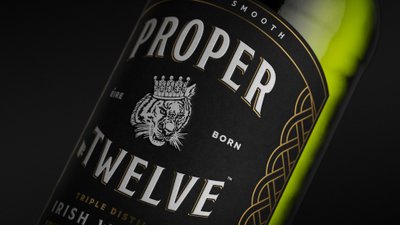 Elegante Flasche mit irischem Whiskey und Tigerdesign