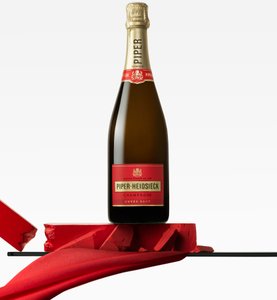 Kunstvolle Darstellung von Piper-Heidsieck Champagner auf rotem Untergrund