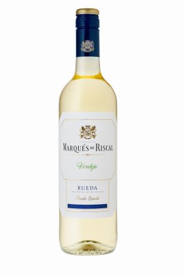 Eine Flasche Weißwein mit einem eleganten Etikett, das den Namen 'Marqués de Riscal Verdejo' trägt, vor einem weißen Hintergrund.