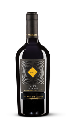 Eine elegante Flasche Zolla Salice Salentino mit einem auffälligen gelben Etikett und strahlendem Design, die im Fokus steht.