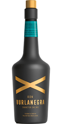 Die elegante Flasche Ron Burlanegra hat eine matte schwarze Oberfläche und goldene Akzente, die Luxus ausstrahlen.