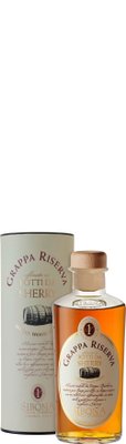 Eine elegante Flasche Grappa Riserva steht neben einer stilvollen Verpackung, die die Herkunft und Reifung in Sherry-Fässern beschreibt.