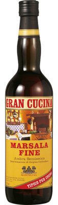 Die Flasche Marsala Fine zeigt ein ansprechendes Design mit einem gelben Etikett und einem Hintergrund aus einer traditionellen Küche.