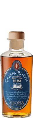 Ein hochwertiger Grappa in einer stilvollen Flasche, die mit einem Holzverschluss und einem ansprechenden, blauen Etikett versehen ist.
