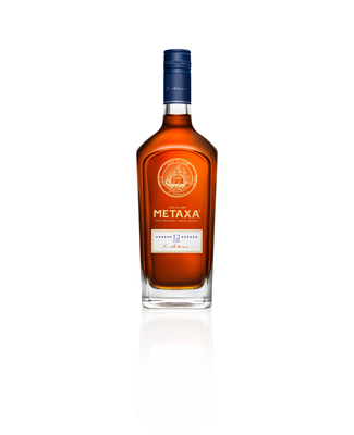 Eine Flasche Metaxa 12 Jahre, die in einem eleganten Design präsentiert wird, mit einem warmen, bernsteinfarbenen Getränk darin.
