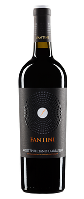 Die Flasche zeigt das markante Fantini-Logo und die Bezeichnung Montepulciano d'Abruzzo auf einem stilvollen, dunklen Hintergrund.