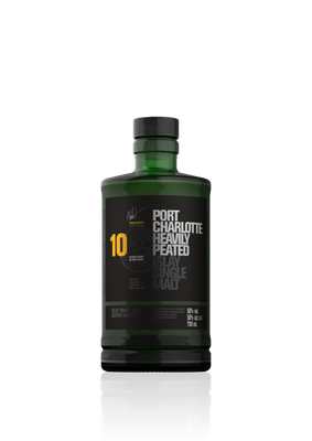 Eine grüne Whiskyflasche mit schwarzem Etikett, die den Namen 'Port Charlotte Heavily Peated' trägt, steht auf einem reflektierenden Untergrund.