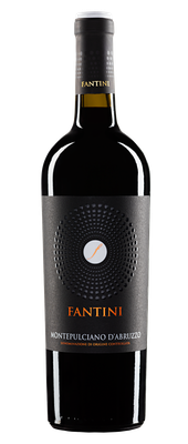 Die Flasche zeigt das markante Fantini-Logo und die Bezeichnung Montepulciano d'Abruzzo auf einem stilvollen, dunklen Hintergrund.