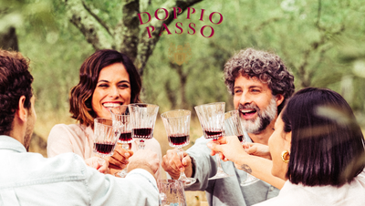 Freunde stoßen mit Rotwein an
