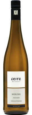Die Flasche zeigt den Namen 'Leitz' und die Bezeichnung 'Riesling trocken' auf einem schlichten Etikett.