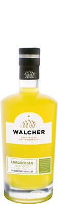 Ein hochwertiger Limoncello in einer transparenten Flasche, die die leuchtende gelbe Farbe des Getränks zur Geltung bringt.