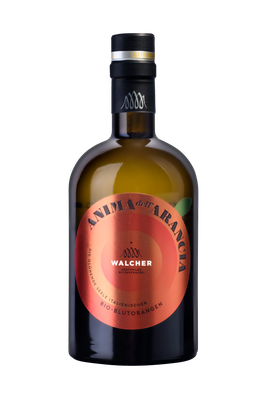 Die Flasche präsentiert sich in einem modernen Design, mit einem auffälligen orangefarbenen Etikett und einem schwarzen Verschluss.