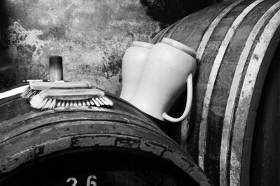 Detailaufnahme von Fässern und Bierkrügen
