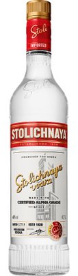 Eine Flasche Stolichnaya Wodka mit rotem Etikett und goldener Kappe, die in einem klaren, eleganten Design präsentiert wird.