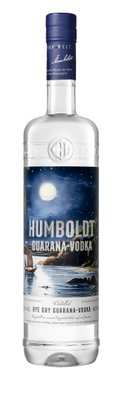 Eine Flasche Humboldt Guarana-Wodka mit einem künstlerischen Etikett, das eine nächtliche Landschaft mit Mond und Schiff zeigt.
