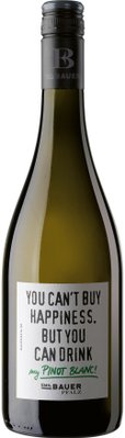 Ein stilvoller Pinot Blanc in einer klaren Flasche, die mit einem witzigen Spruch über das Trinken von Glück verziert ist.